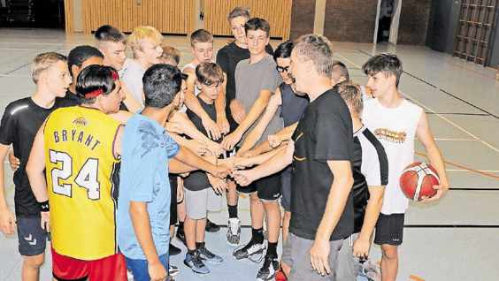Mit dem „Huddle“ verabschieden sich die Spieler der U16 und U18 der Basketball-Spielgemeinschaft Baesweiler/Herzogenrath hier nach dem Training.. | Foto: Günther von Fricken