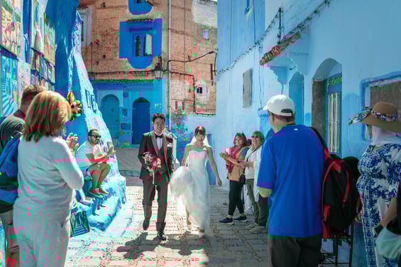 外国人観光客に祝福されて、自然と笑顔になる♡モロッコ青い街シャウエンでフォトウェディング撮影サポート実加