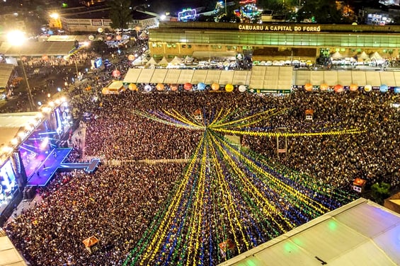 caruaru, arena luiz gonnzaga, são joão, festas juninas, show, livro guinness, pernambuco, brasil, mercados, trem forró, festival folclórico