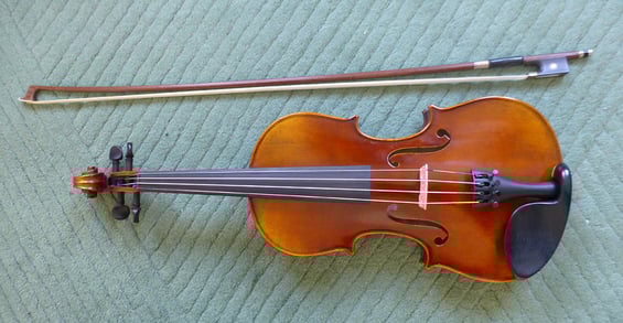 Ein Bogen und eine Geige