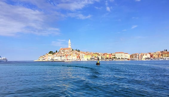 freaky travel, Finanz Hotspot, Gastartikel, Rovinji, Rovinji vom Meer aus gesehen