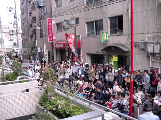 さて、何の大道芸でしょう