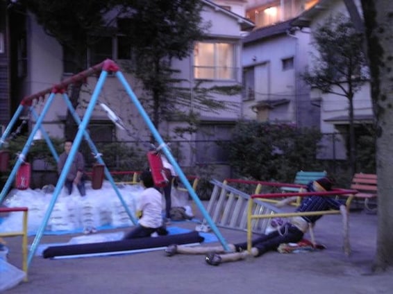 「一日中よっかかってただけだけど、疲れたぞ」と人形は最後につぶやく