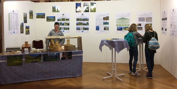 Sibylle Grossmann von der Alp Tschingelfeld am Kulturlandschaftspreis-Stand.