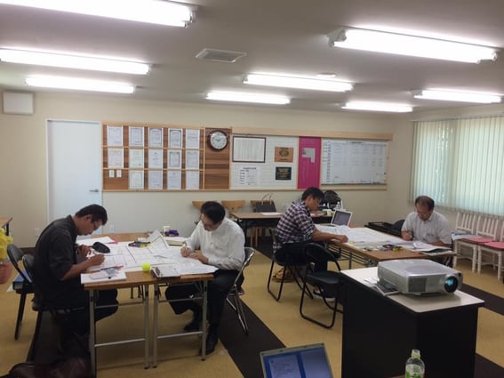 課題に取り組む受講生の様子