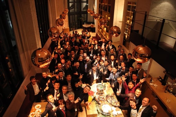 100名以上の懇親会集合写真