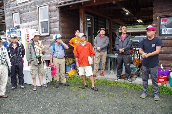 右端の赤い帽子は大会委員長を務めた御存知「健ちゃんプロ」。右から二人目は、主催者の藤本キャプテン。中央のオレンジに白キャップは事務局の杉江さん