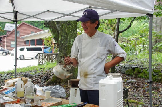 いつも料理の腕をふるってくださる大野キャプテンが、みなが沖へ出て戻るまでの間、雨が降るなか料理の下準備中。とりあえずコーヒーブレーク でほっこりしておられるのをを激写！