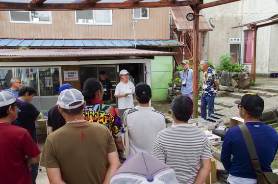 “釣りキチ三平世代”で大盛況。進行役のスミス社の鳥居さんの話に聞き入る参加者