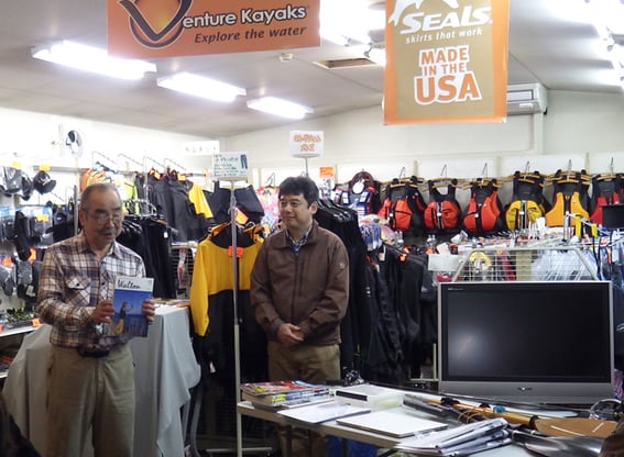 冒頭の挨拶をされる、神吉社長。手にされているのは小誌の創刊準備号