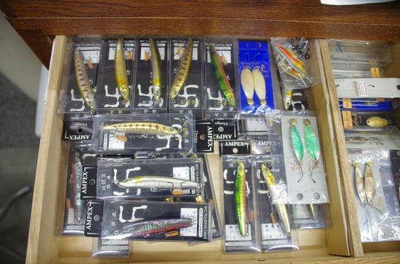 左側に見えている謎のプラグは、ボートからのビワマス用というマニアック仕様! 詳しくはお店で