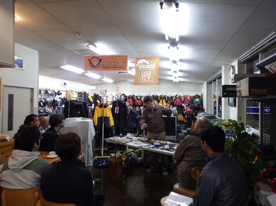 カヤックからベイトタックルを使用する楽しみについて力説中