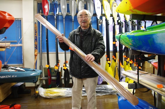 グリーンランドパドルを手にされるのは伝説のカヌーイストである神吉社長。詳しくは小誌05号の93ページに！