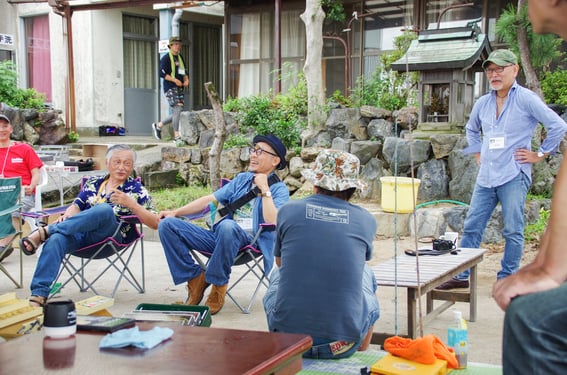 スーパーストライクデイの一コマ。メキシコ帰りのスミス社の玉越さんと津波ルアーズの元木さんによる、先日のメキシコ釣行に関するディープな対談が。グリーンのキャップはクラブの広報を務められる三浦さん。丸つば帽子の後ろ姿は、ハンドサムの嶋崎さん