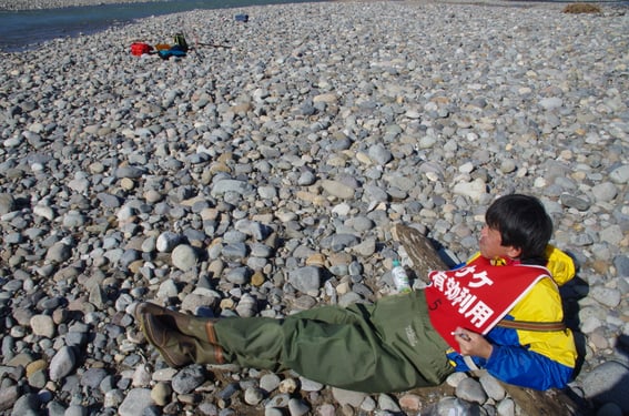 河原のあまりの気持ちよさに、開放されちゃっているY氏。お昼休憩中