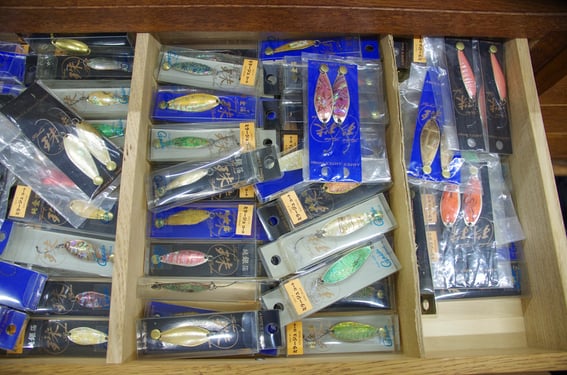 京都製の「珠スプーン」。箱入りバージョンのフックは、ビワマス用の強度が高いものに替えて使おう