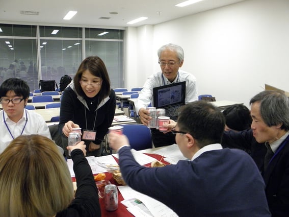 発表者は、各テーブルを回って参加者と対話する「お酌方式」