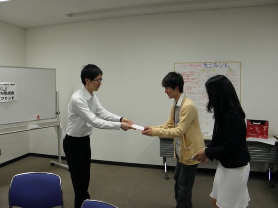 埼玉地域ファンド研究会の参加者かせ代わる代わるプレゼンターとなって授与式