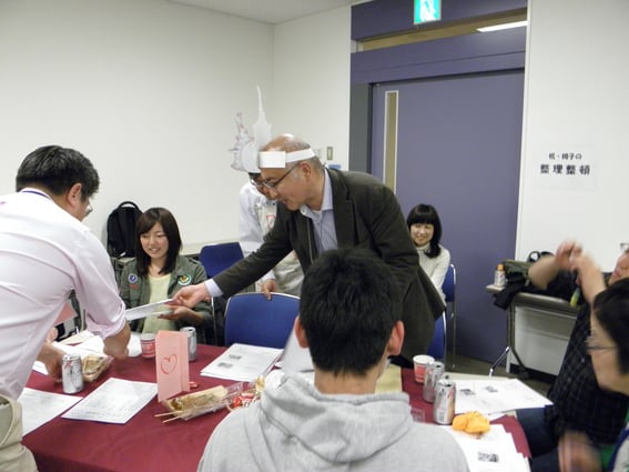 発表者は、各テーブルを回って参加者と対話するプレゼン