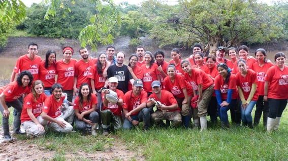 A punto para liberar dos Cochlearius cochlearius en el entorno del P.N. Madidi (Bolivia, 2015)