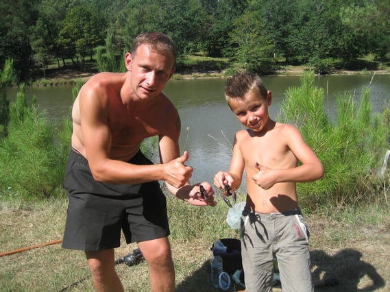 Pêche à l'écrevisse au camping de l'Etang de Bazange Dordogne Bergerac