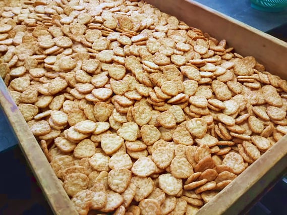 おにぎり型せんべい