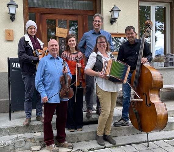 von links nach rechts auf dem Bild: Dona Trepp (Violine), Christoph Zweifel (Violine), Charlotte Schweri (Violine), Claude Schwarz (Violine), Yvonne Schwarz (Schwyzerörgeli), Dumeng Schreich (Bass)