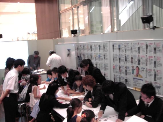 みんなで結果をまとめる(参加したこどもたちに配慮して画像が鮮明ではないことがあります。)