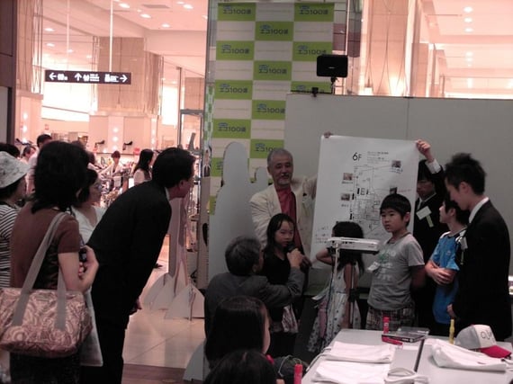 こどもたちの副店長さんへの報告(参加したこどもたちに配慮して画像が鮮明ではないことがあります。)