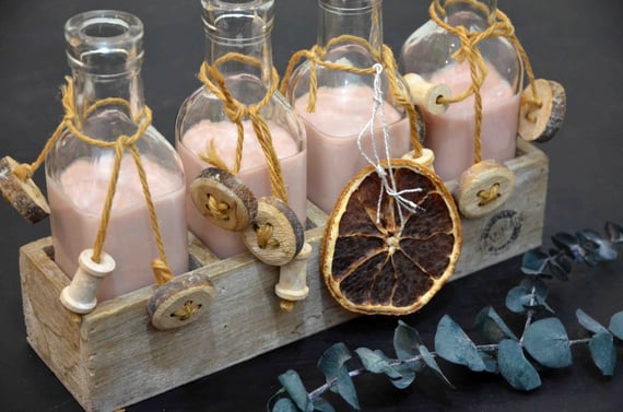 Perfekt zum Teilen, Verschenken und selbst Genießen: Schnell gemachter Sahnelikör mit winterlichen Gewürzen. Ideal zur Weihnachtszeit.