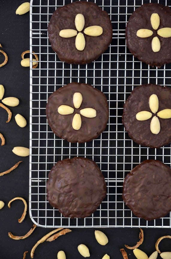 Ob mit Mandeln, Zitronenschalen oder Goldstaub: Bei der Dekoration von Lebkuchen sind der Kreativität keine Grenzen gesetzt.