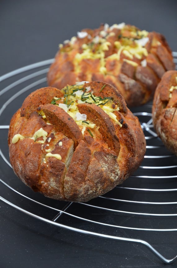 Gefüllte Zupfbrötchen frisch aus dem Ofen.