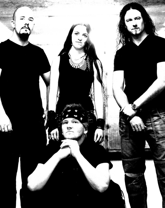 Stefan Schroff (Git), Sarah Zaugg (Bass), Flavio Mezzodi (Drums), Sitzend: Andy Portmann (Vocals)