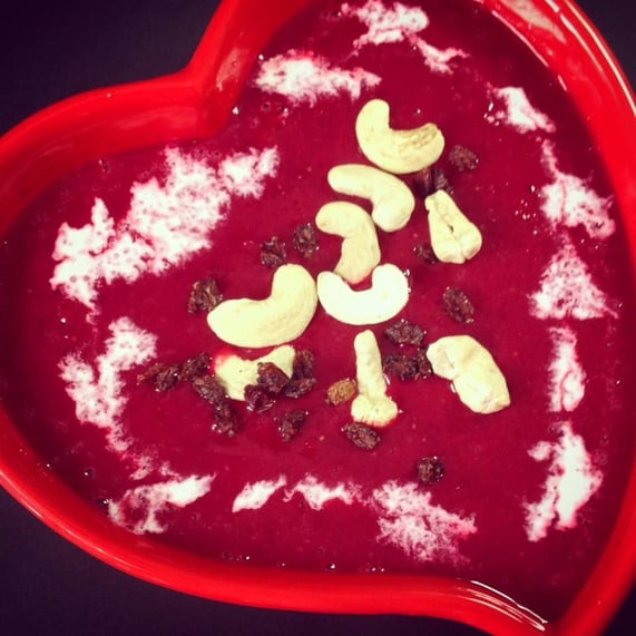 Erfrischender Rote-Bete-Smoothie - serviert in der farblich passenden Herzschüssel.