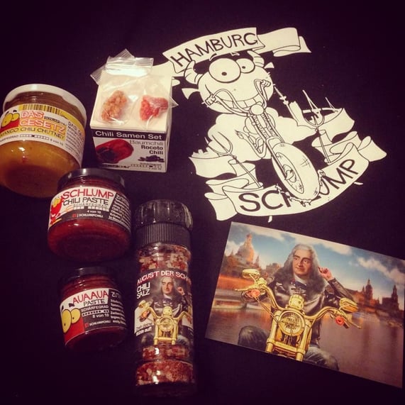 Unser kompletter Schlump-Chili Vorrat im Überblick. V.l.n.r. und o.n.u.: Mango-Chili-Chutney, Chili-Samen-Set inkl. kandierter Chilis, Chili-Paste, Aua Aua-Paste und Chili-Salz.