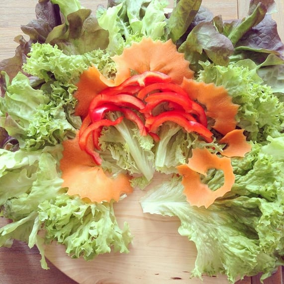 Schritt 2: Möhre und Paprika auslegen.