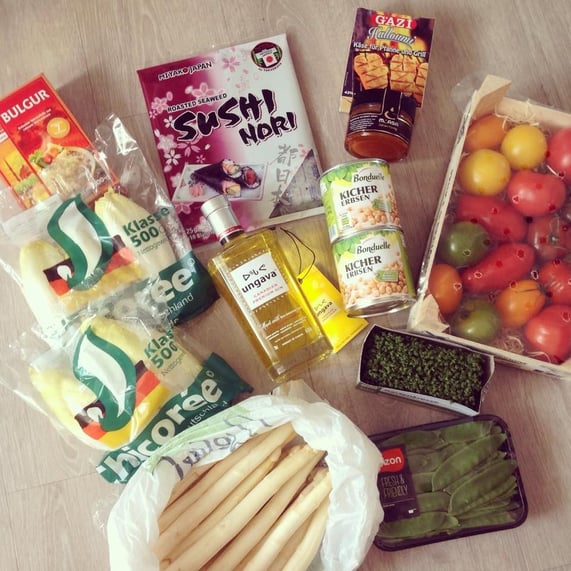 V.l.n.r. und o.n.u.: Bulgur, Nori-Blätter, Halloumi-Grillkäse, Safran-Honig, bunte Tomaten, Chicorée, kanadischer, gelber Gin Ungava, Kichererbsen, Kresse, weißer Spargel und Zuckerschoten.