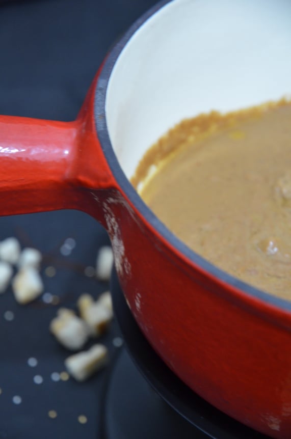 In einem beschichteten Topf idealerweise nur mit Silikon-/Plastiklöffeln umrühren, um Kratzer zu vermeiden.