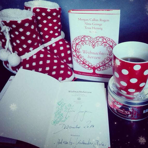 Genau das richtige Buch für kalte Wintertage mit heißem Weihnachtstee und wärmenden Stiefeln (nicht im Gewinnspiel inkl.)