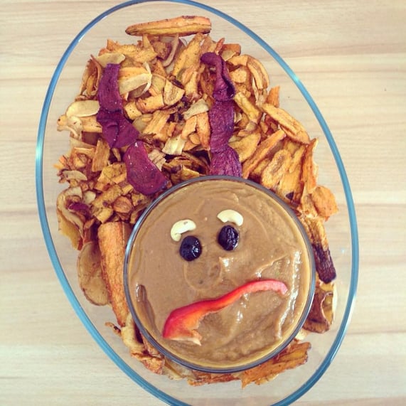 Serviervorschlag: Mit bunten Chips, Cashews, Oliven und Paprika als Teufelchen für Halloween. Für die komplette Übersicht zum ganzen gruseligen Buffet einfach das Bild anklicken.
