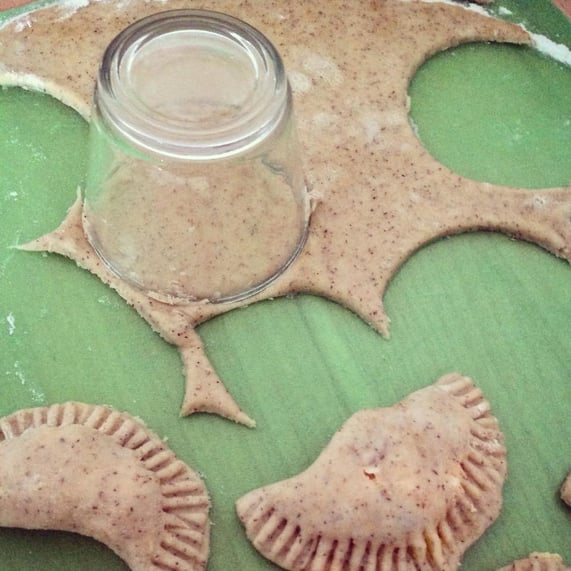 Ähnlich wie Nudeln selber machen. Piroggen sind kleine, gefüllte Teigtaschen.