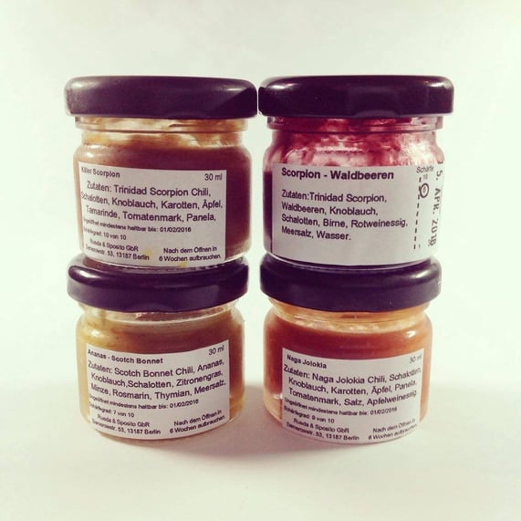 Nach ihrer erfolgreichen Startnext-Kampagne kamen wir in den Genuss von vier sehr scharfen Pika Pika-Soßen, die wir mit Nudeln servieren wollten. - Natürlich gibt es in dem oben verlinkten Shop auch milde Chilisoßen. Allesamt köstlich & nur zu empfehlen!