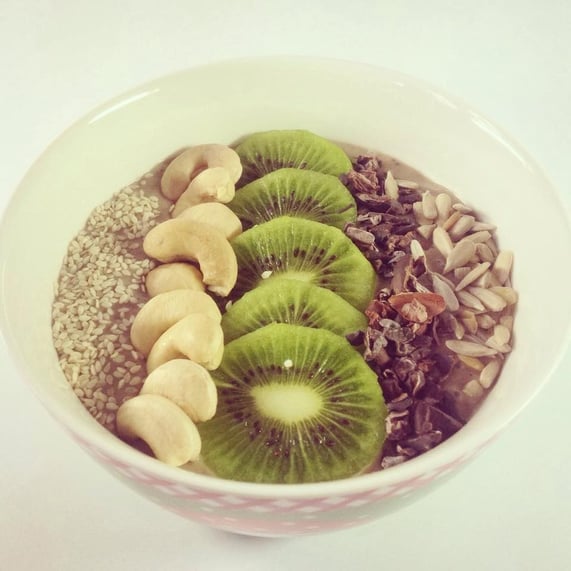 Merke: Kiwi und Banane gibt keinen grünen Smoothie... Rezept wie oben; nur Cashewmus statt Erdnussbutter und Kiwis statt Himbeeren (zum Schluss hinzugefügt, damit es nicht bitter wird).