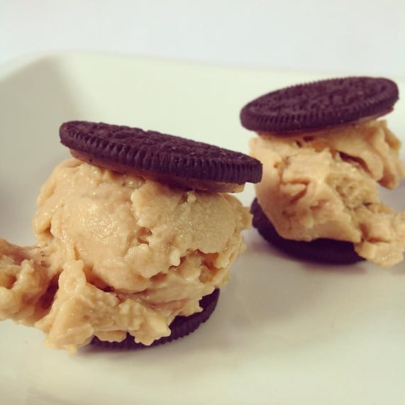 Wem die Crème von Oreo-Keksen nicht reicht... oder für alle, die Erdnussoreos in Deutschland noch vermissen: Erdnusseis ist die perfekte Keksfüllung!