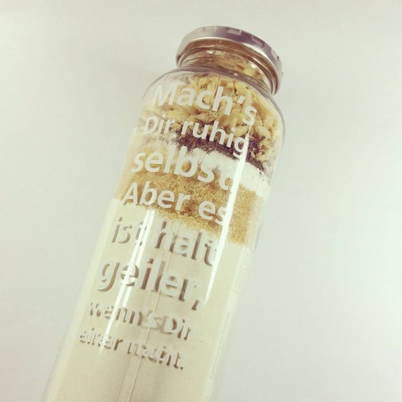 Das ganze lässt sich auch perfekt als Backmischung im Glas verschenken. Hier in einer 750ml-Truefruitsflasche. V.u.n.o.: Mehl, Rohrzucker, Backpulver, Natron, Vanillezucker, Chaitee & Mandeln. Es müssen nur noch die flüssigen Zutaten hinzugefügt werden.