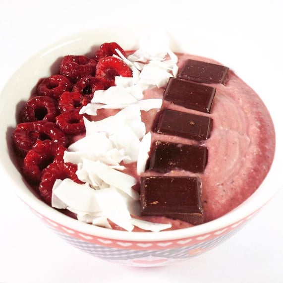 Himbeer-Kokosnuss-Bowl: Rezept wie oben. Nur auf der Basis von Kokosnussmilch; mit Kokosflocken und Himbeer-Kokos-Schokolade von Seed & Bean.