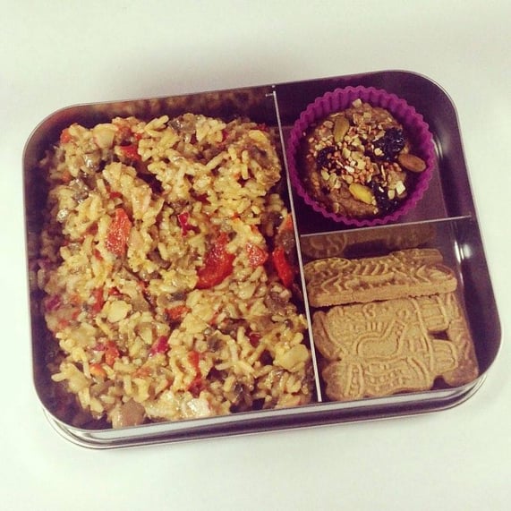 Mit einer Dreifach-Bento-Box - gefüllt mit einem Frühstücksmuffin, Reissalat und Spekulatius - kommt man perfekt durch den Tag.