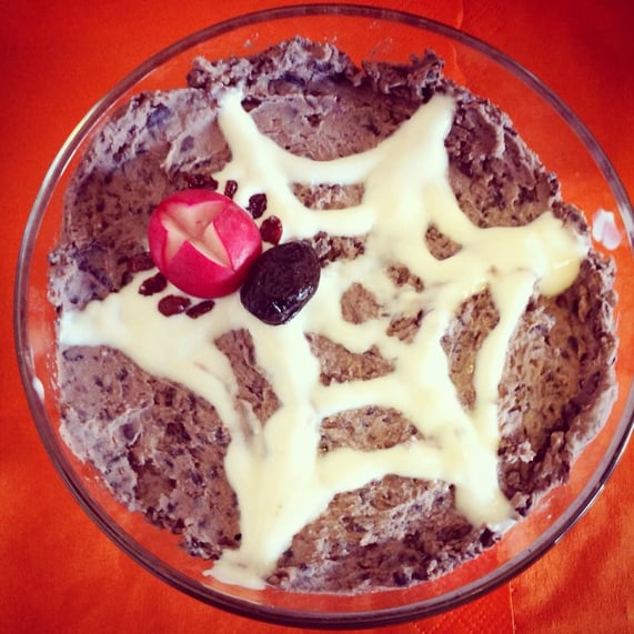 Serviervorschlag: Mit Sojajoghurt ein Spinnennetz dekorieren (Spritztülle) und eine Spinne aus einem Radieschen (Körper), einer Olive (Kopf) und Berberitzen (Beine) basteln. Zum ganzen Halloween-Buffet aufs Bild klicken.