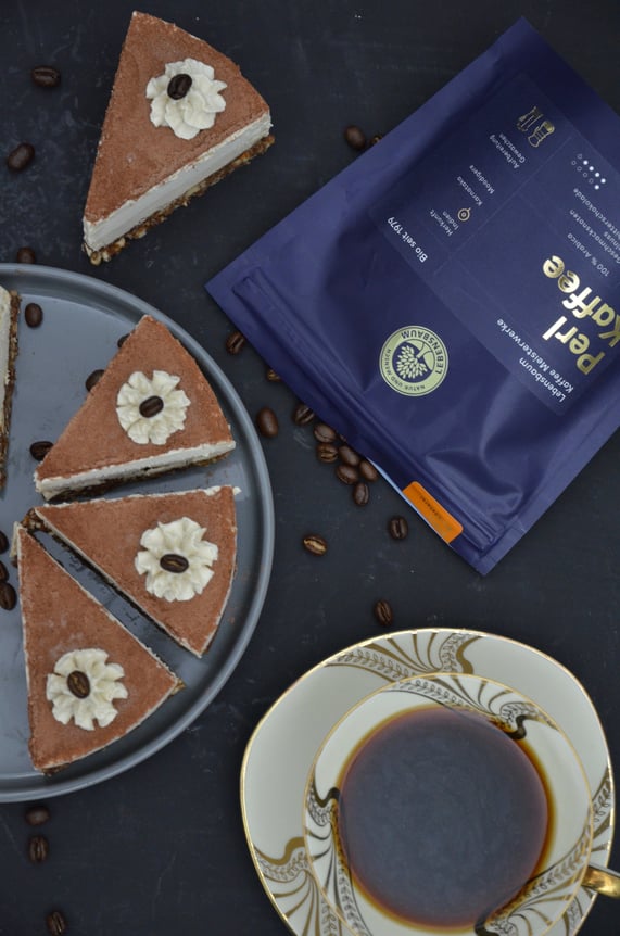 Eine Kaffeetafel im Doppelpack: Den Pearl-Kaffee kann man wunderbar in der Torte und natürlich heiß aufgebrüht als Kaffeegetränk genießen.
