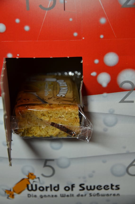In jedem Fach ist genug Platz für große Riegel, Tütchen und Süßigkeiten. Ein klarer Vorteil ggü. vielen anderen Adventskalendern.